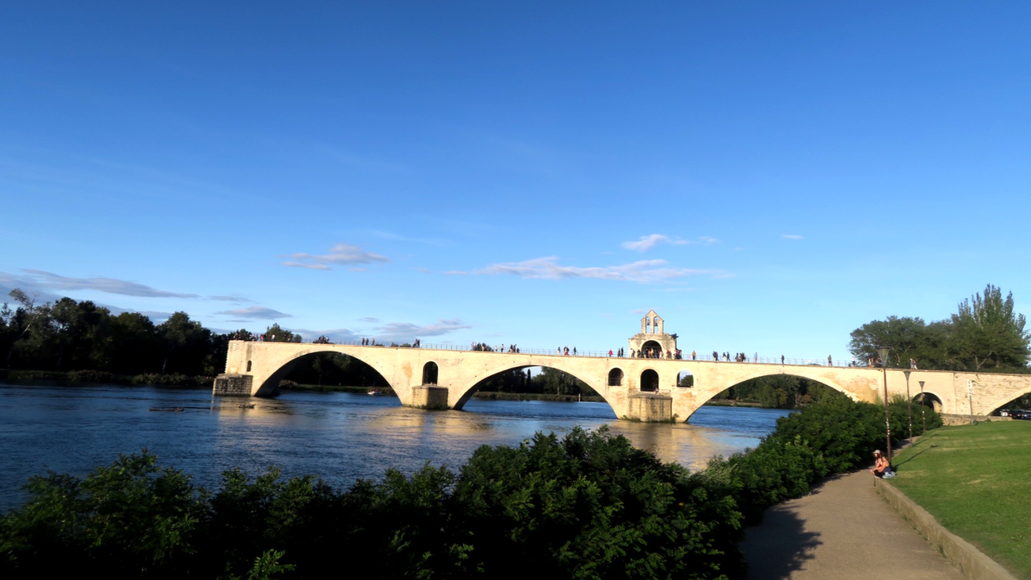 アヴィニョンのサン ベネゼ橋でローヌ川の風を感じる パリと世界のおいしい時間